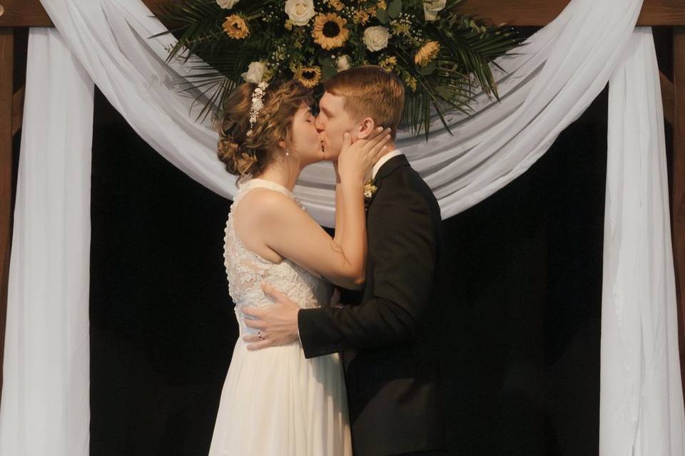 Ceremony first kiss