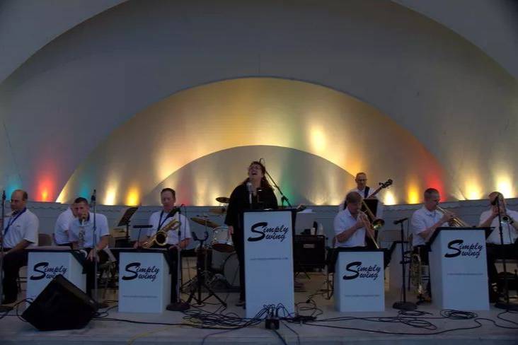 Simply Swing's concert with uplighting design