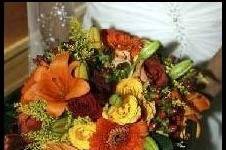 Fresh floral bridal bouquet in autumn tones.