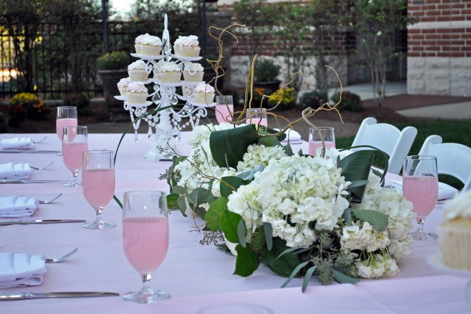 Floral centerpiece and cupcakes