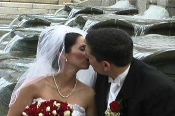 The cascading waterfall fountain behind the
The Capital in Washington DC was the perfect
backdrop for this romantic shot.