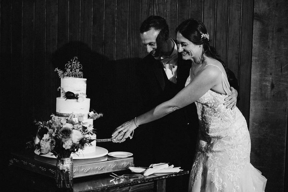 Bride & Groom Cake Cutting