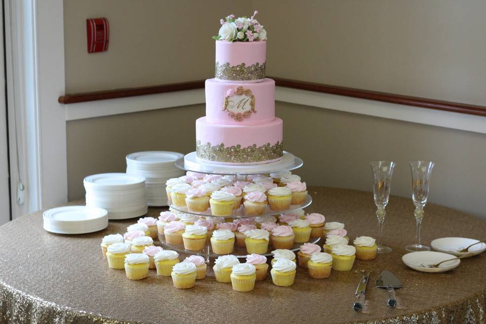 3-tiered cake w/ cupcakes