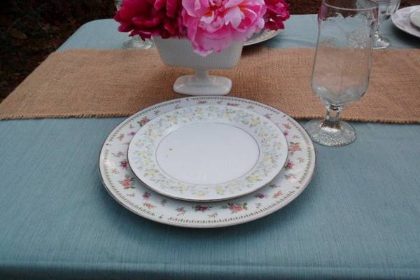 vintage tablesetting... mismatched vintage china & glassware, milkglass centerpieces, & burlap table runner