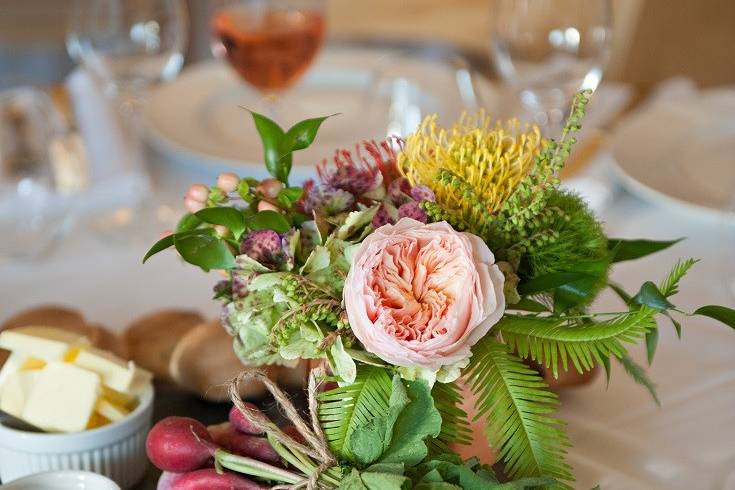 Gorgeous floral centerpieces with la Mie bread to share. Photo Credit: Mindy Myers Photography