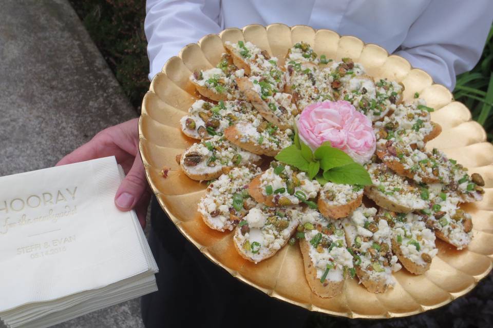 Gorgonzola & pistachio crostini