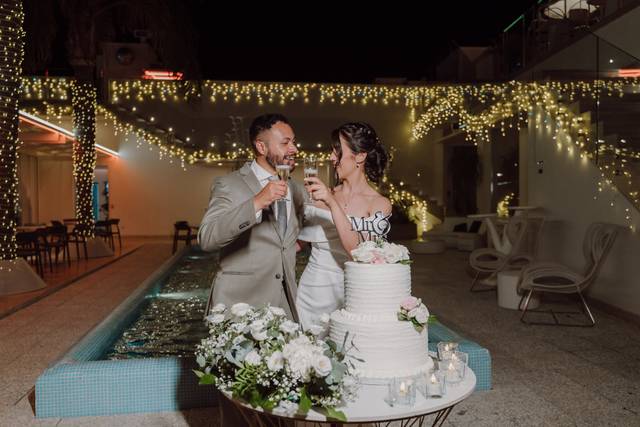 The wedding cake cutting