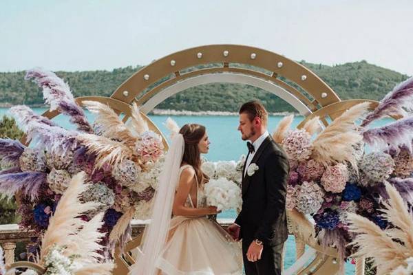 Wedding with plumes and grass.