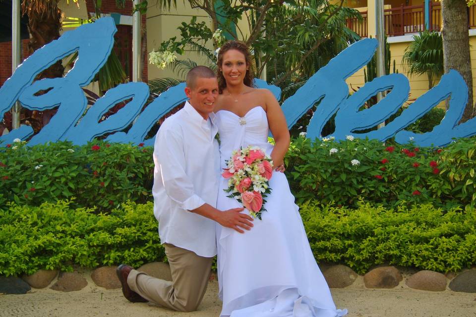 A happy Beaches wedding couple