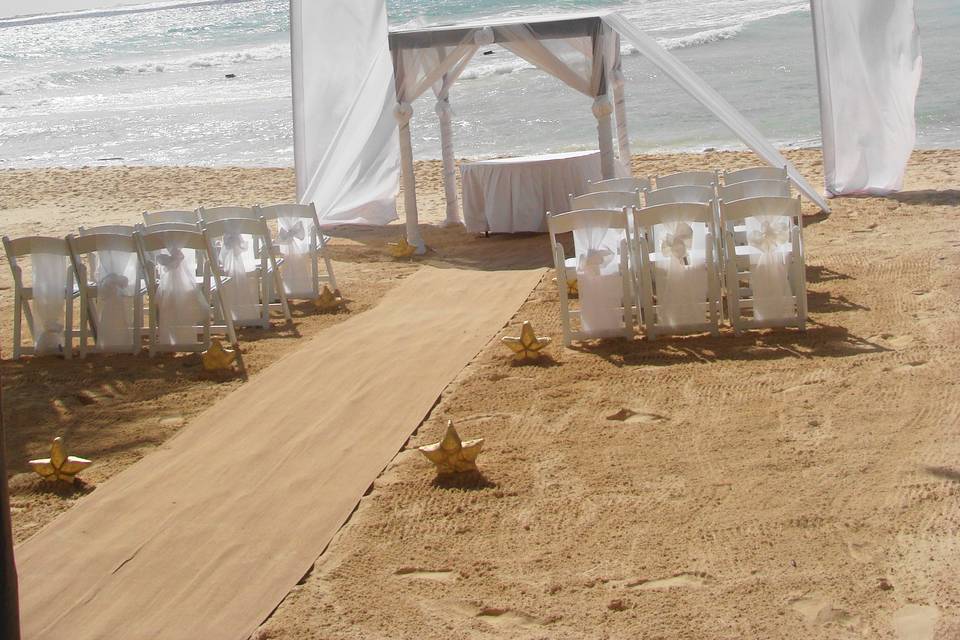 A beach white wedding with PJ