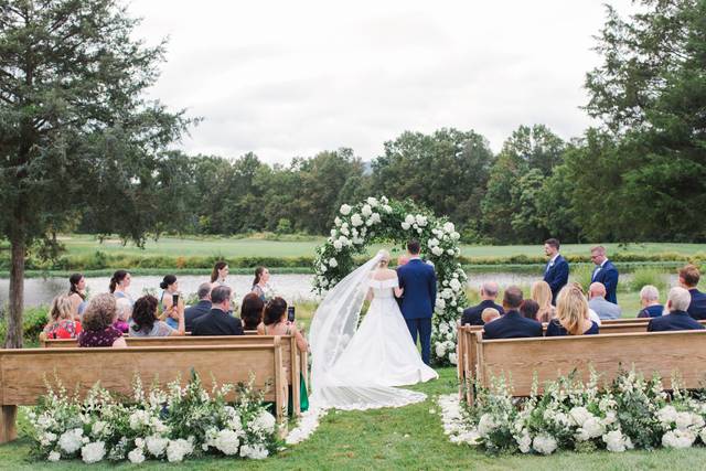 Outdoor ceremony beauty!