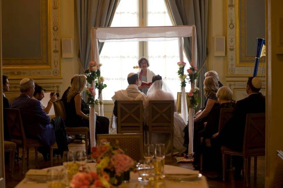 American intimate jewish wedding ceremony in Shangri La Hotel, with a view on Eiffel Tower.