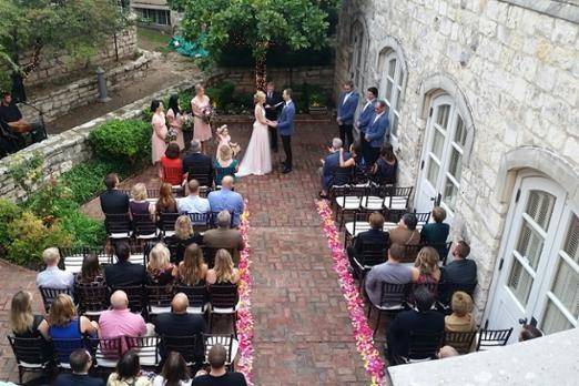 Outdoor ceremony at Chateau Bellevue