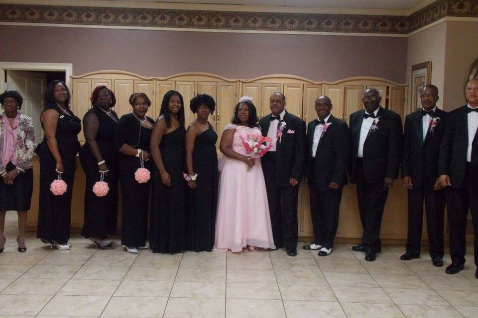 Couple with bridesmaids and groomsmen