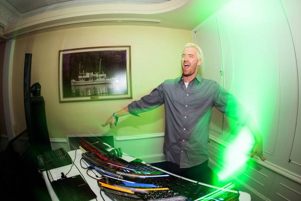 PSA: DJs should jump around