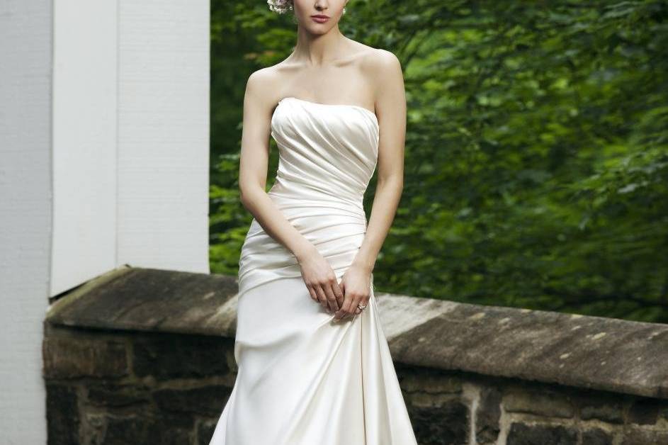 Style #3622
A gorgeous, slim line regal satin strapless dress has a lace-up back and a sweep train.