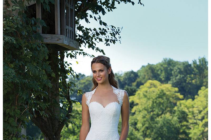 Style 3992	<br>	Venice Lace and Chiffon Fit and Flare with Pleated Cummerbund and Keyhole Back