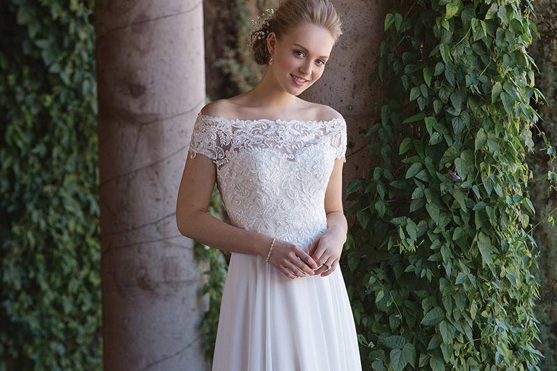 Sincerity Bridal	4003	<br>	Feel like a princess in this sweetheart gown adorned with hand beaded lace, soft stretch lining, and finished with buttons at the zipper closure. A removeable off the shoulder jacket with hand beaded lace further accents a soft circular chiffon skirt.