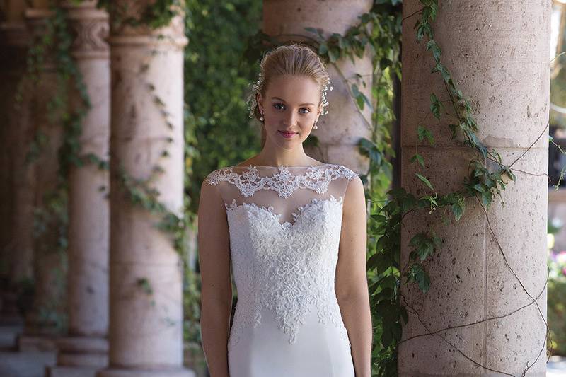 Sincerity Bridal	4005	<br>	Every princess loves lace. This illusion Sabrina neckline is accented with Venice lace which then covers the bodice and Illusion back of this crepe gown. Finished with a scalloped train with illusion lace.