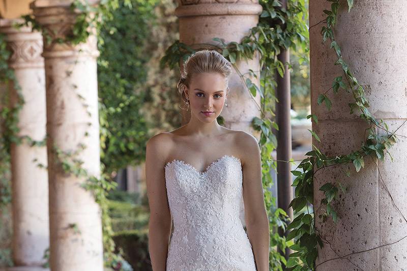 Sincerity Bridal	4016	<br>	Satin is far from traditional when styled with this tulle overlay. Accented with beaded lace from the sweetheart neckline to the hip and scattered to the hem. Buttons at the zipper closure give way to layers of tulle impeccably finished with horsehair trim.
