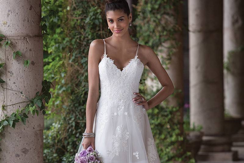 Sincerity Bridal	4017	<br>	Feel as royal as you'll look in this sweetheart, A-line gown with layers of Chantilly and Venice lace to accent the bodice. Floating Venice lace appliques give added adornment to the horsehair tiered skirt.