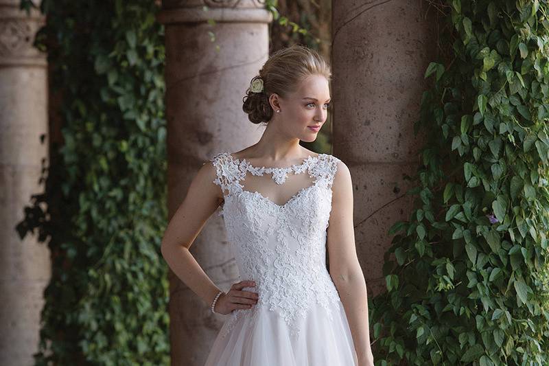 Sincerity Bridal	4021	<br>	A basque waist ball gown with illusion Sabrina neckline that is ready for your Cinderella moment with its Venice lace illusion straps and back. The full tulle skirt is great to dance the night away in.