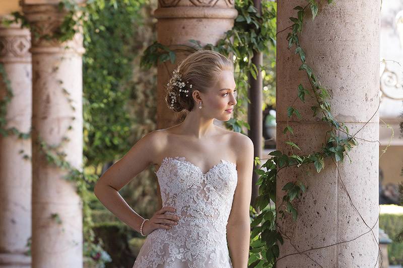 Sincerity Bridal	4026	<br>	Organza adds softness and romance to this slim A-line. Lace accents the bodice at the sweetheart neckline down to the hip. Finished with buttons at the zipper closure.