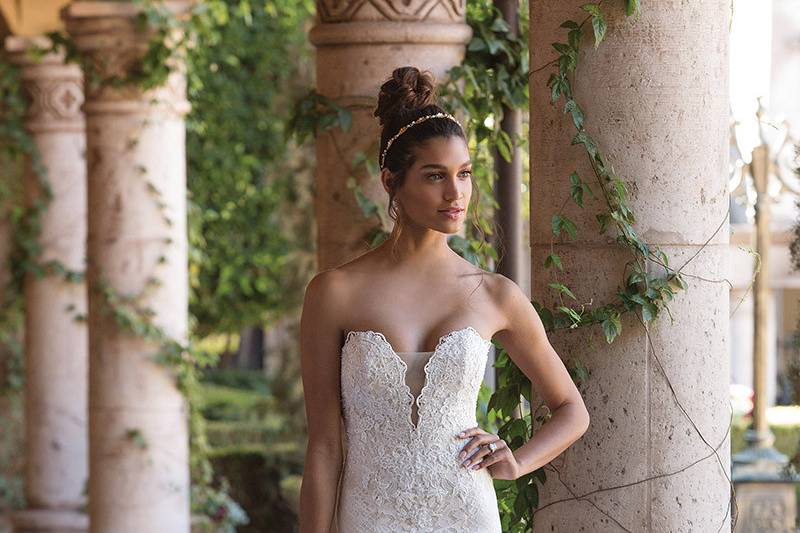 Sincerity Bridal	4029	<br>	Layered organza, tulle and Chantilly lace create this romantic fit and flare gown with a stretch Jersey lining to accentuate your figure for perfect fit. Venice lace adorns the plunging sweetheart neckline. Finished with buttons at the zipper closure.