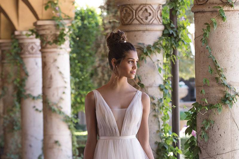 Sincerity Bridal	4031	<br>	Your magical day begins in this soft English Net Grecian gown. A matching plunging V-neckline and back adds romantic touches. The illusion bodice is sure to be remembered with this Jersey lined soft skirt.