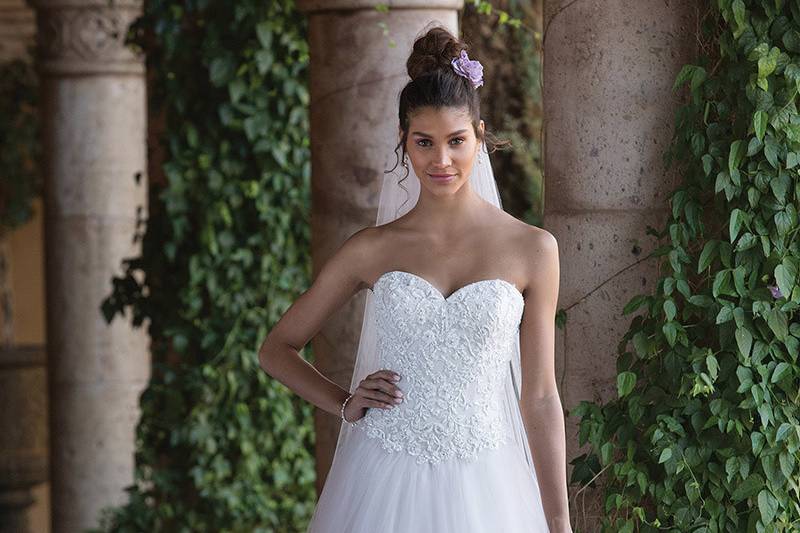 Sincerity Bridal	4034	<br>	Beaded lace covers the basque waist of this full tulle ball gown. Paired with a cathedral length cut edge veil.