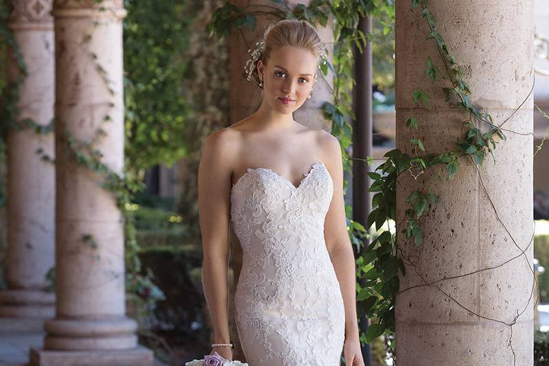 Sincerity Bridal	4035	<br>	This sweetheart gown is lined with Charmeuse for extra comfort. Corded lace covers the bodice and floats down the tulle full skirt. Designed for impeccable shape, this fit and flare will leave your guests wowed.