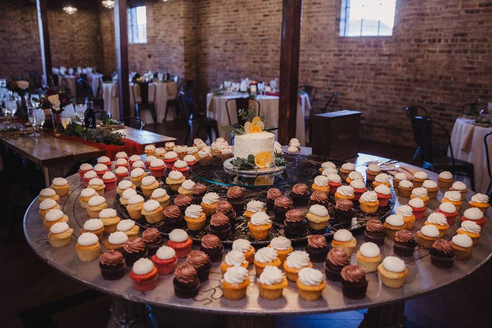 Cupcakes and cutting cake