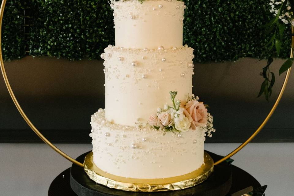 Pearl wedding cake