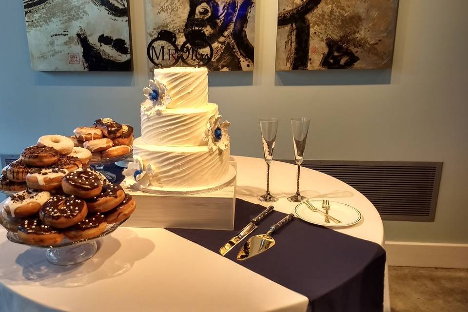 Simple wedding cake with a touch of blue