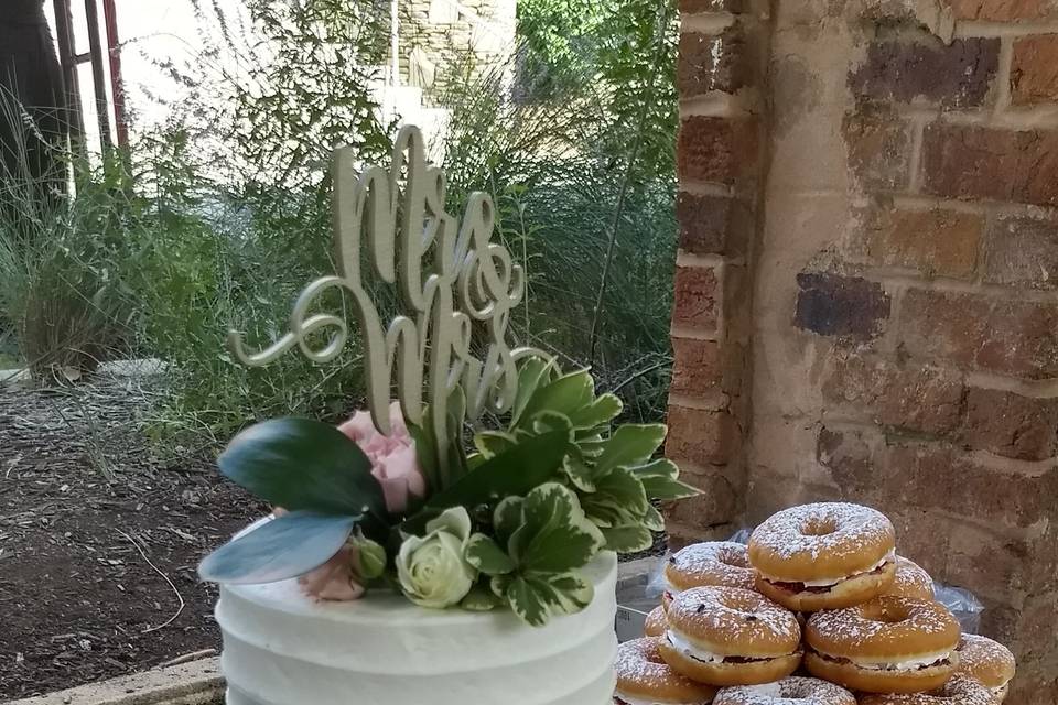Wedding cake with minimal design