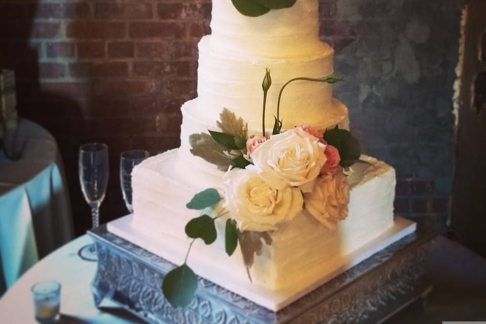 Wedding cake with square bottom