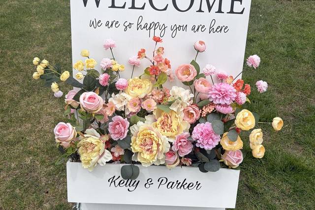 Welcome sign florals