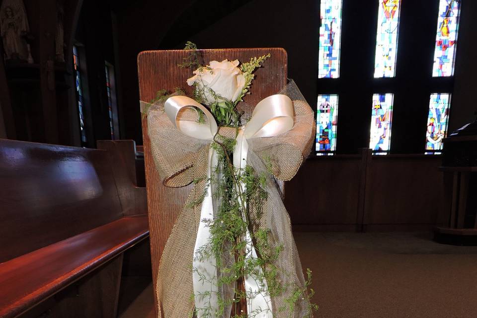 Aisle marker with wide burlap ribbon, double-faced satin, rose and greens.