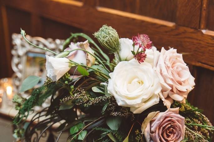 Photo courtesy of Leona Campbell PhotographyFlowers enhance bird cage used for wedding cards.