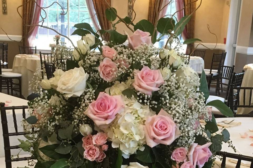 Cake decorations with baby's breath and light pink roses