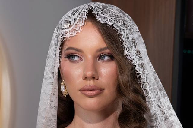 Romantic bridal makeup wit