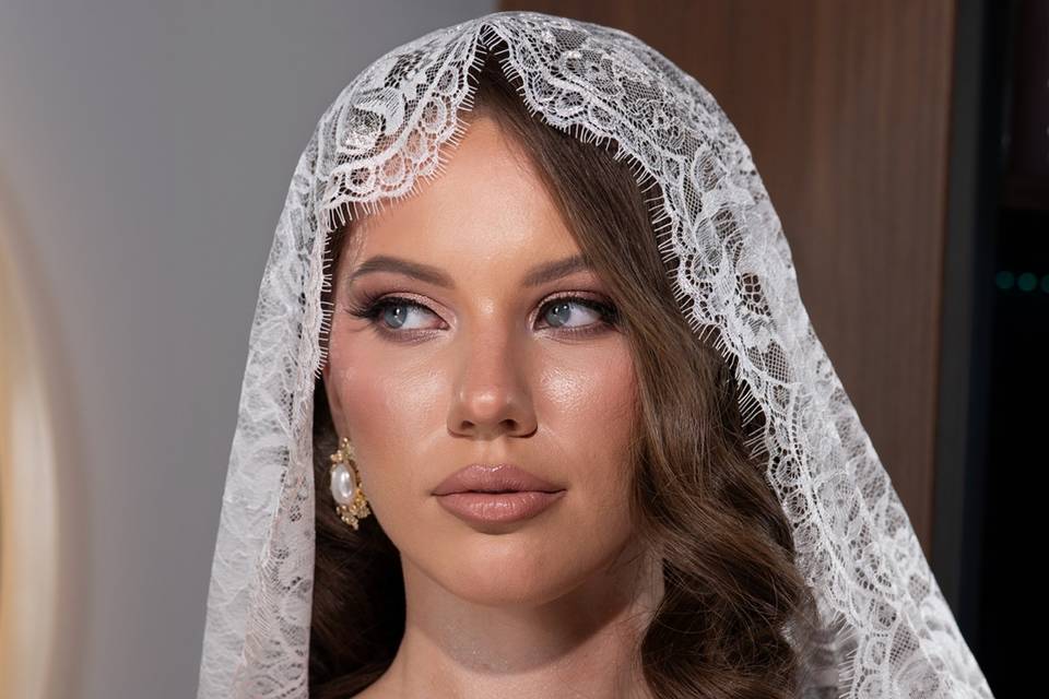 Elegant classic makeup wit