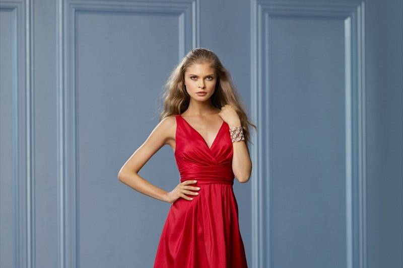 470
Color Shown:  Foliage
Strapless, slight, sweetheart neckline
Ruched waistband
Pockets
Full, pleated skirt