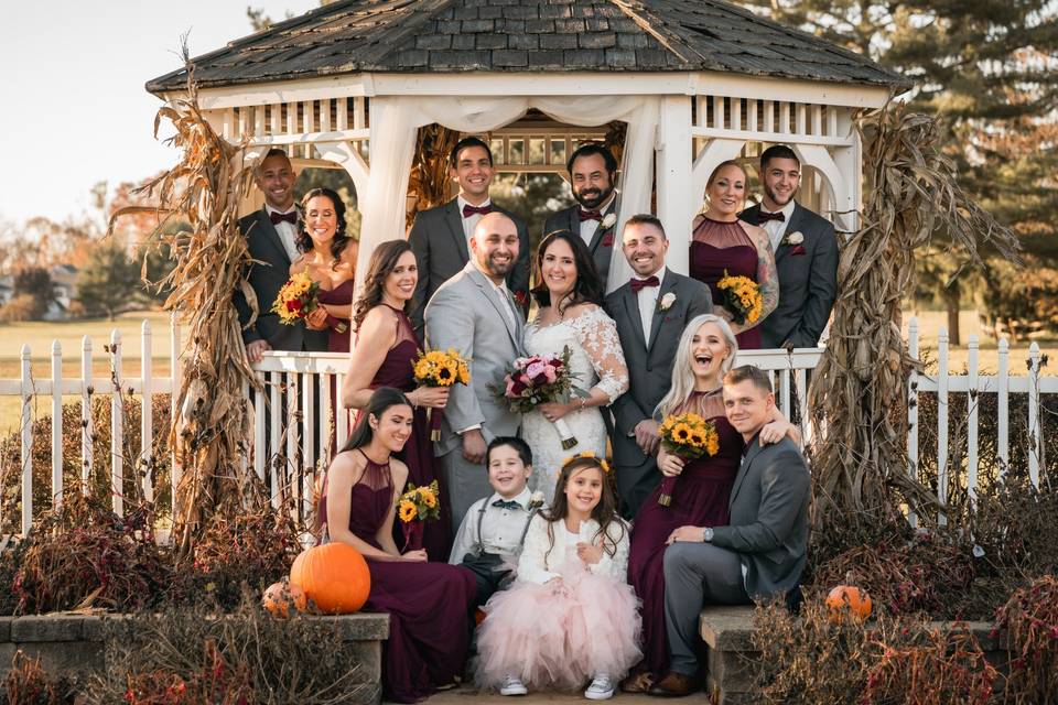 Eugene Novar Photography - Gleeful wedding group