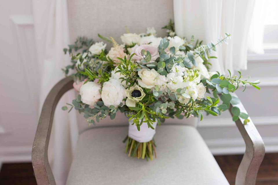 White and green bridal bouquet