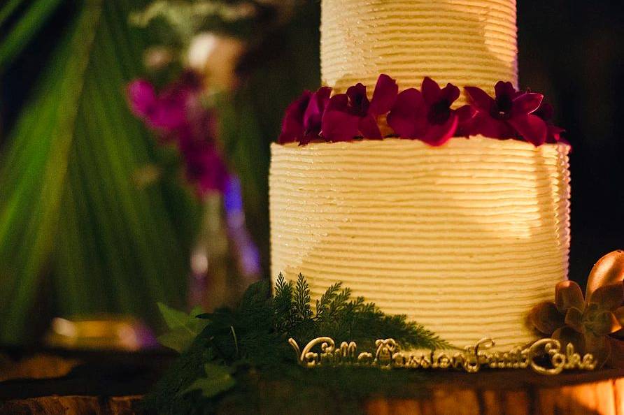 Two tiers and purple flowers wedding cake