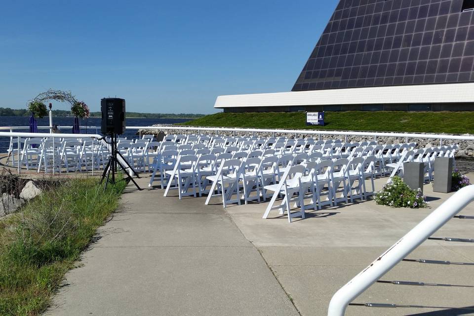 Shoreline Inn & Conference Center