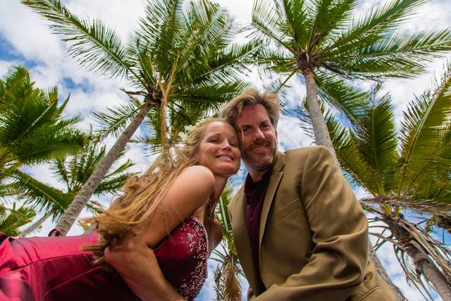 Couple and palm trees in Hawai