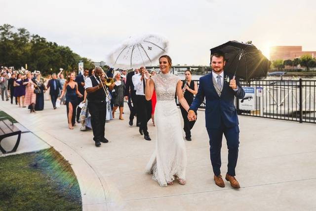 Wedding party, walking, sunsen
