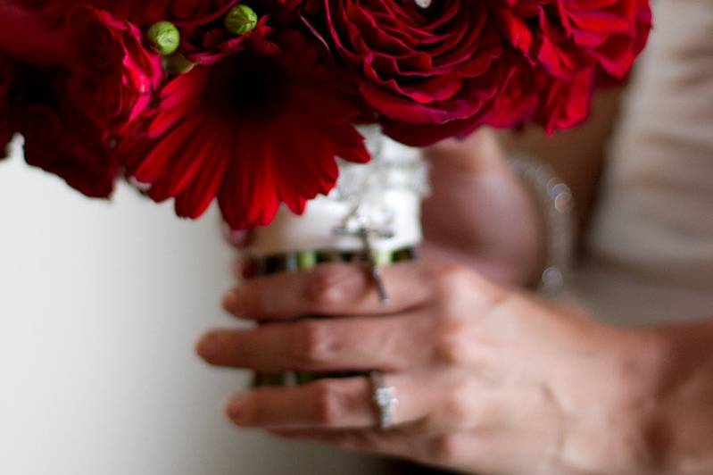 Red roses and daisies